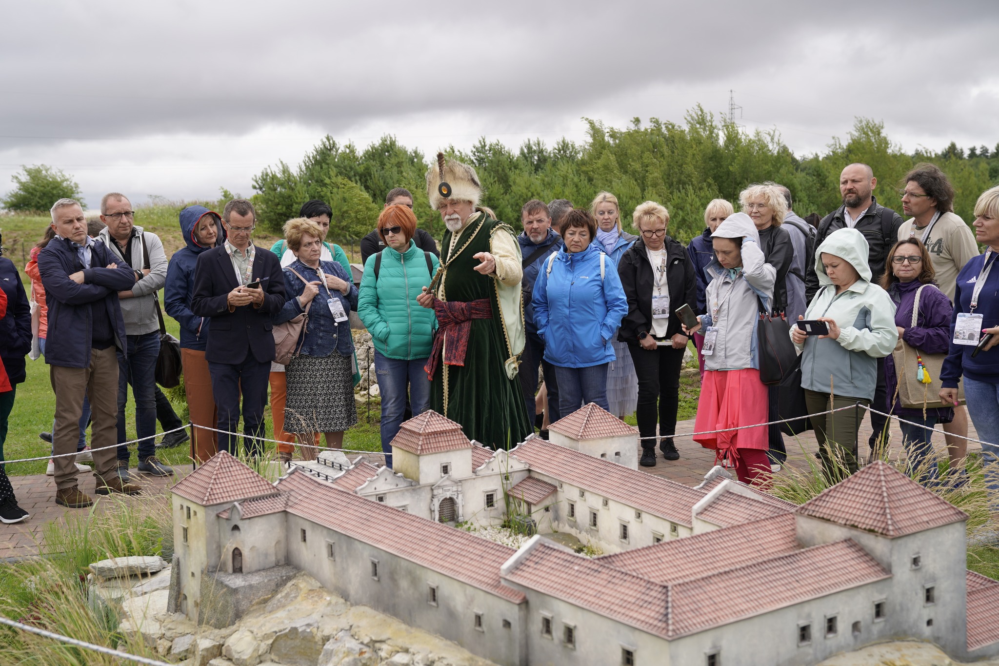 Grupa nauczycieli obok modelu zamku