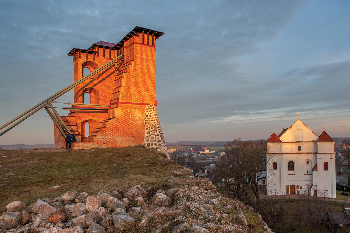 Rusztowania podpierają ruiny warowni, która góruje nad panoramą Nowogródka. 